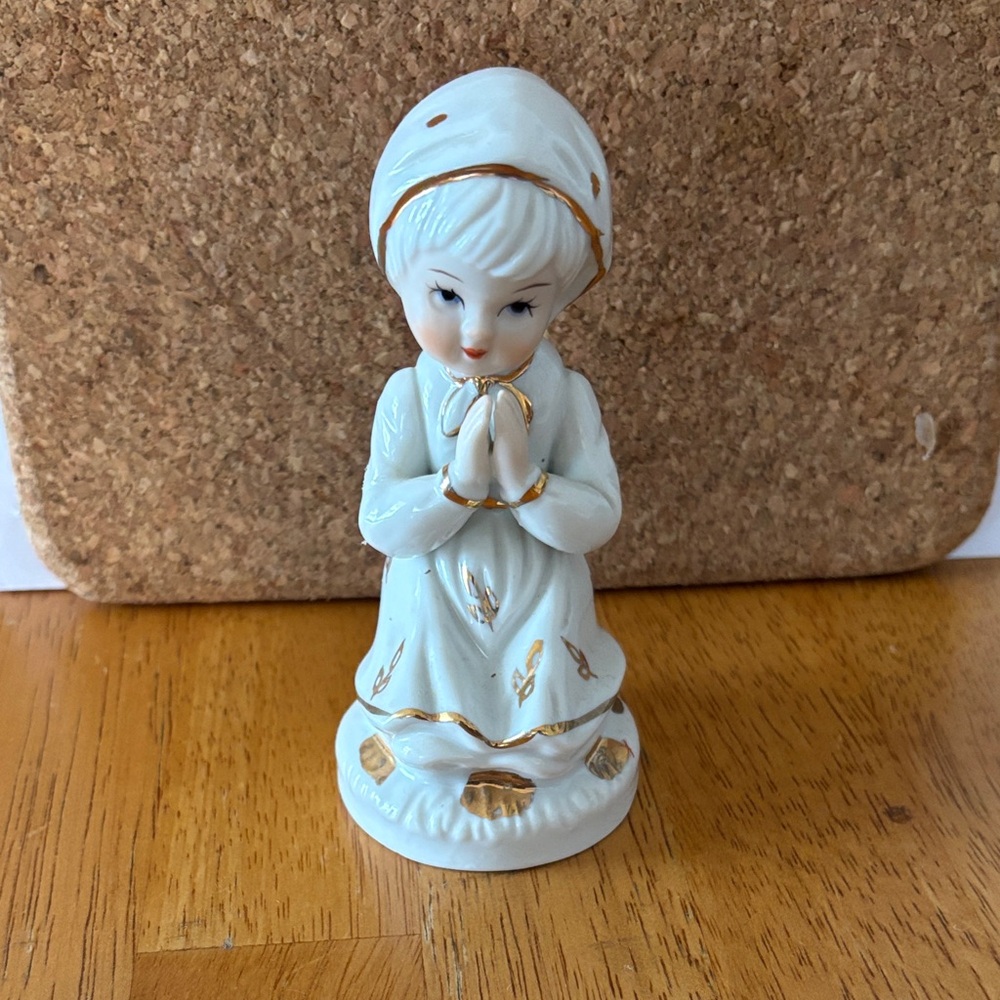 Vintage TOMA FIGURINE Girl Praying, Porcelain w/Gold Accent #7003 Korea 4 1/2"
